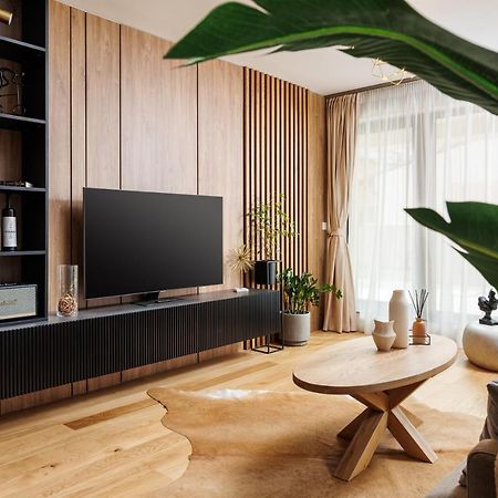 Pure Living Apartment W. Private Parking Braşov Extérieur photo