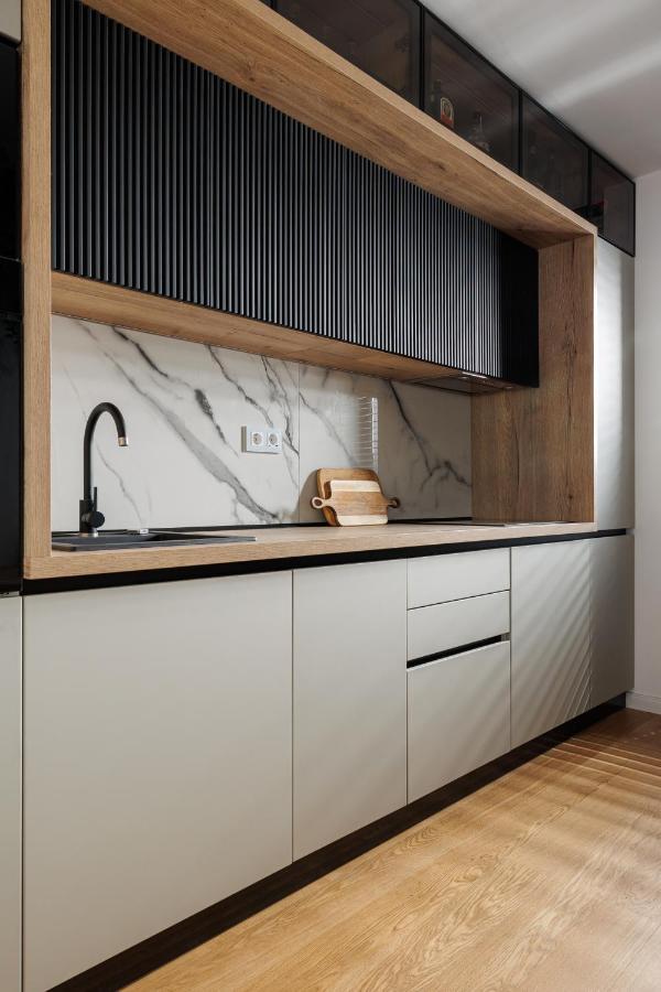 Pure Living Apartment W. Private Parking Braşov Extérieur photo