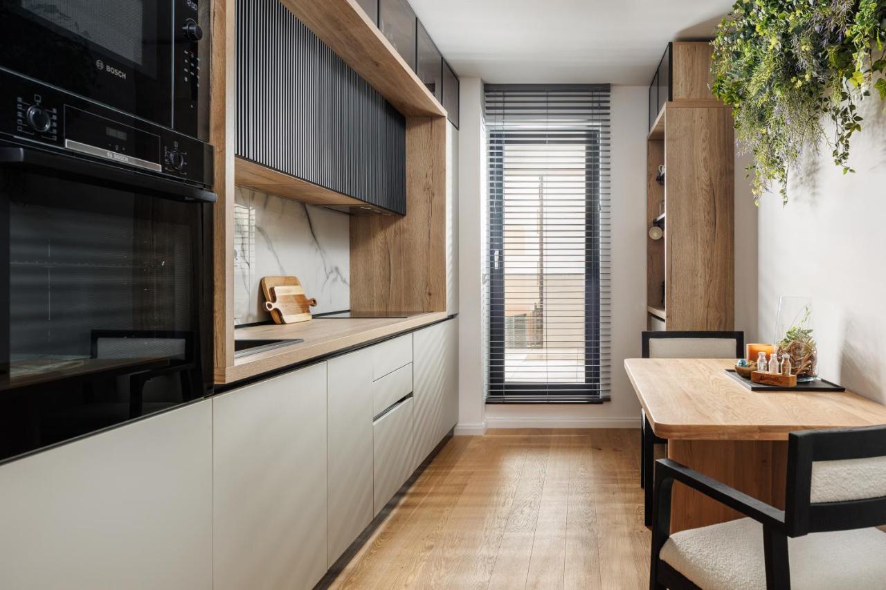 Pure Living Apartment W. Private Parking Braşov Extérieur photo