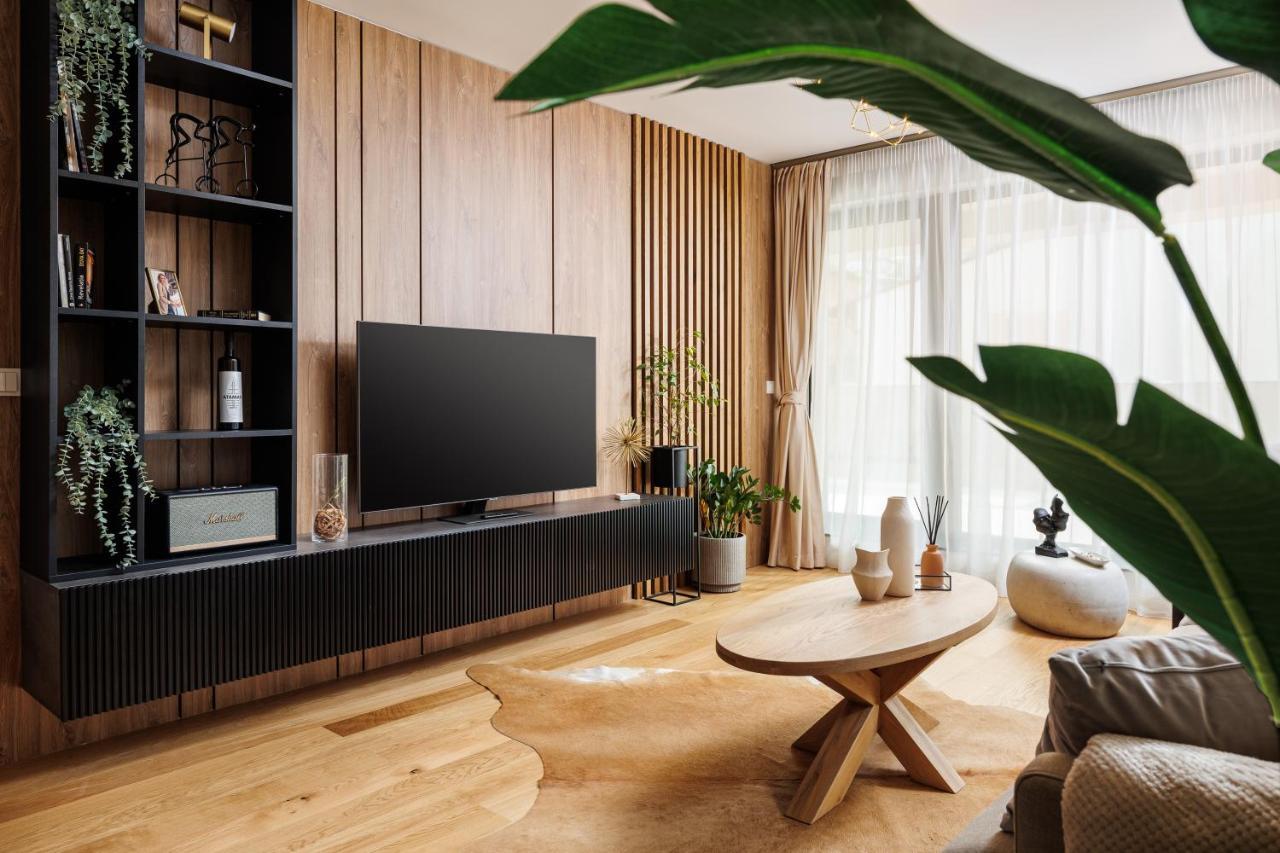 Pure Living Apartment W. Private Parking Braşov Extérieur photo